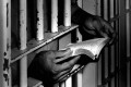 En la Unidad Penitenciaria de Campana funciona la escuela Nº 7 “Claudio Lepratti”, donde decenas de presos que no tiran la toalla buscan forjarse un futuro mejor. Docentes escobarenses trabajan en la ardua tarea de acompañarlos a salir del fondo del pozo. Con voluntad, muchos lo logran.