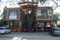 Con alma de conventillo y una propuesta arquitectónica única, el centro comercial de la calle Mendoza cumple un año. “La gente llega a este lugar y se enamora”, dice su administrador.