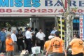 Durante cinco horas, un gremio de remiseros de dudosa legitimidad se apoderó a discreción de la calle Rivadavia y terminó su reclamo con desmanes de todo tipo. La policía había sido alertada desde el principio, pero llegó cuando todo había pasado.