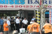Durante cinco horas, un gremio de remiseros de dudosa legitimidad se apoderó a discreción de la calle Rivadavia y terminó su reclamo con desmanes de todo tipo. La policía había sido alertada desde el principio, pero llegó cuando todo había pasado.