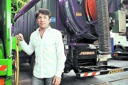 Covelia factura dos millones y medio de pesos al mes por recolectar los residuos y barrer las calles en tres localidades del distrito. Pero está al borde de perder la concesión por no cumplir pautas contractuales. Otro golpe al bolsillo de Moyano, ahora en Escobar.