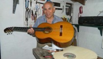 Don Carlos García lleva 60 años construyendo guitarras. Dice “sentir” la madera y saber exactamente cómo va a sonar cada una de sus fibras. “Tengo alumnos que me han superado”, asegura.