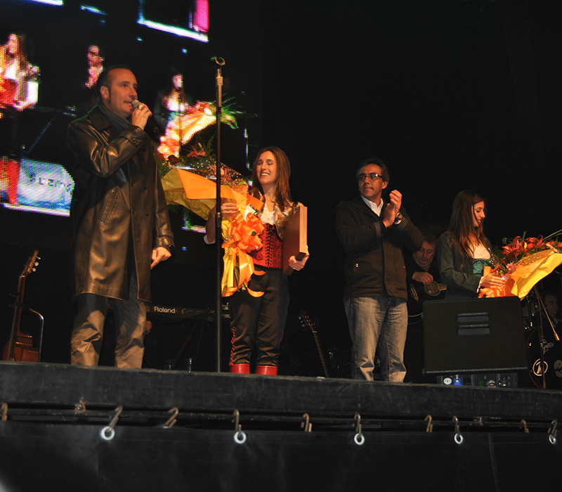 Manuel Wirzt con Soledad Pastorutti y el intendente Sandro Guzmán en un escenario
