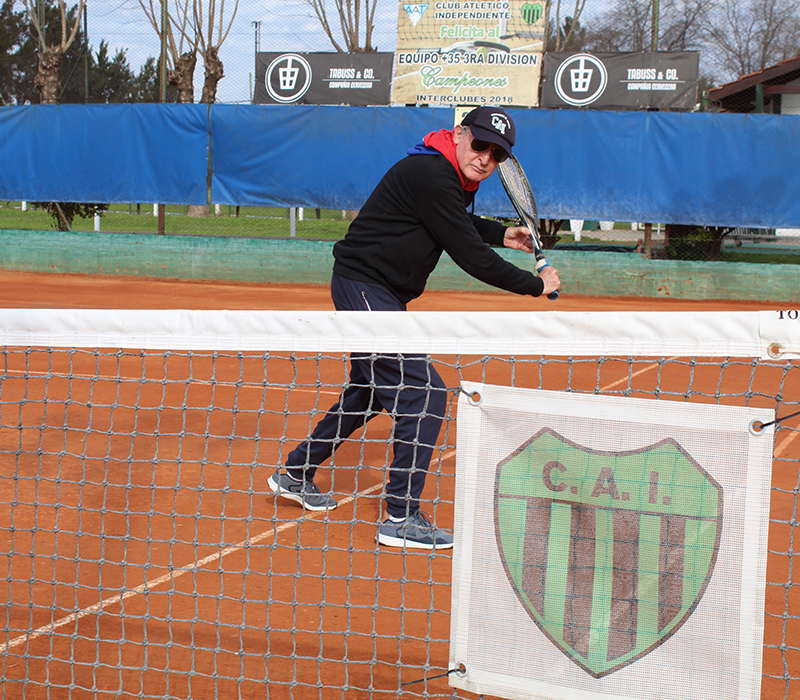 Rubén González jugando al tenis en el CAI