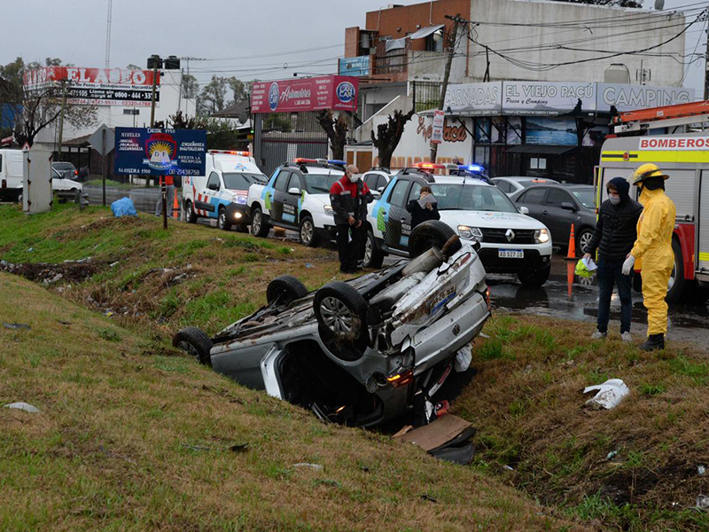 Volkswagen Gol volcado dentro de una zanja a la vera de la Panamericana luego de despiestarse