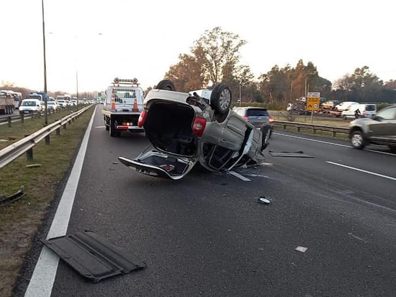 Auto gris volcado en plena Panamericana