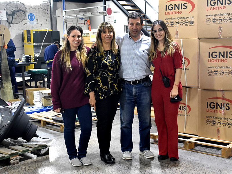 Alicia y Fernando de ignis lightning junto a dos de sus cuatro hijas: Nataly y Magalí.
