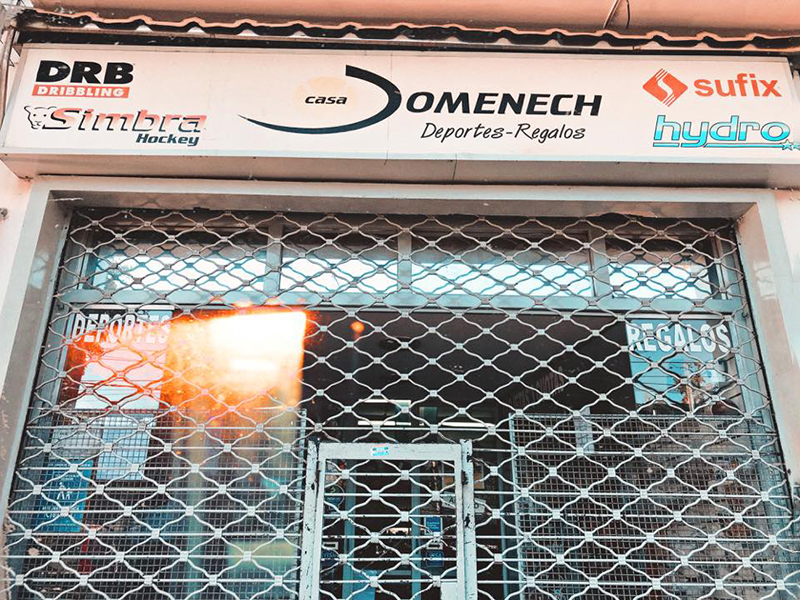 Fachada de Casa Domenech con la persiana baja