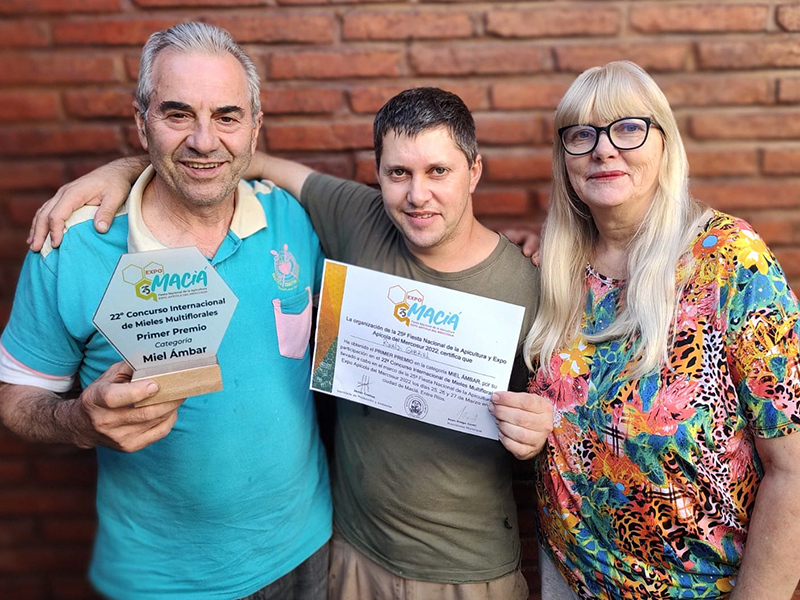 Rodolfo junto a su papá Alberto y a su mamá, Susana Jensen, mostrando el premio recibido.