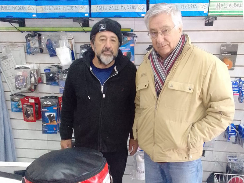 Diego Aguerrebere y Oscar Domenech juntos en la tienda deportiva