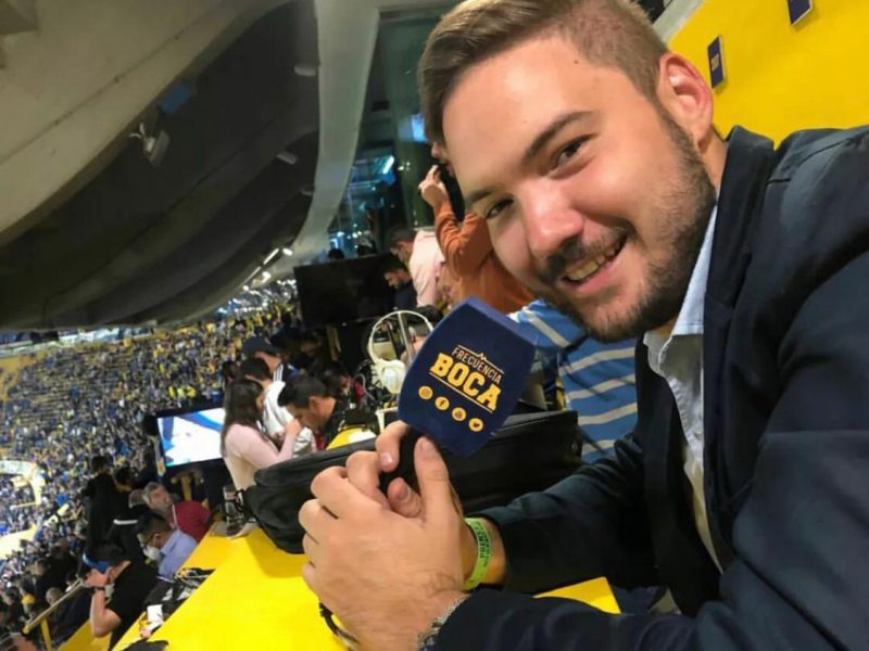 Andrés Stricker relatando en la Bombonera