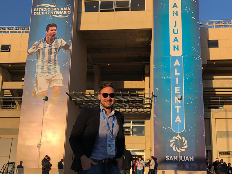 Andrés Stricker en San Juan para relatar un partido de la Selección Argentina