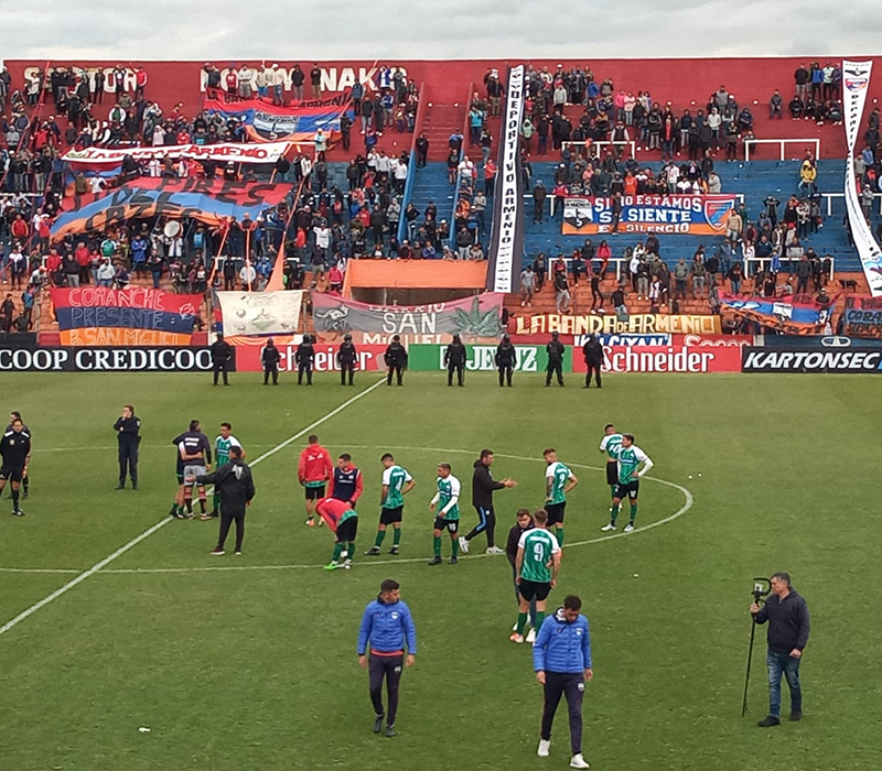 Armenio perdio su partido jugadores cabizbajos tras la derrota