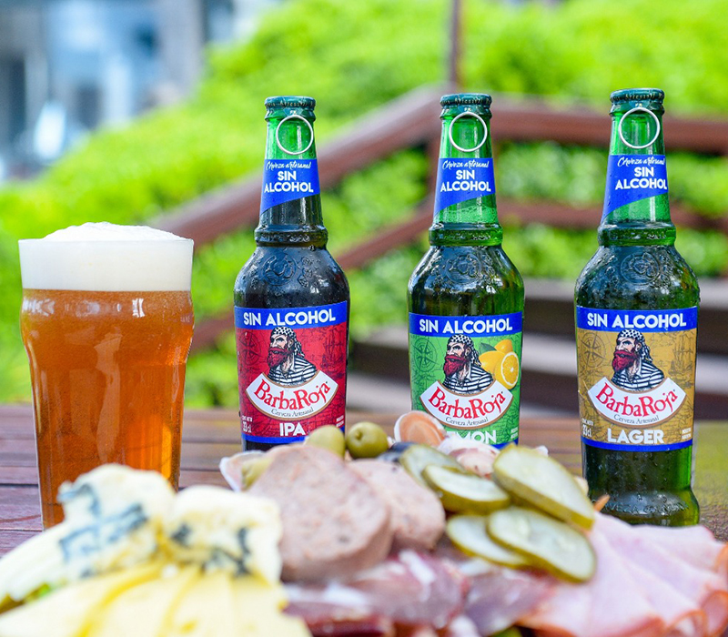 Botellas de BarbaRoja sin alcohol junto a una super picada