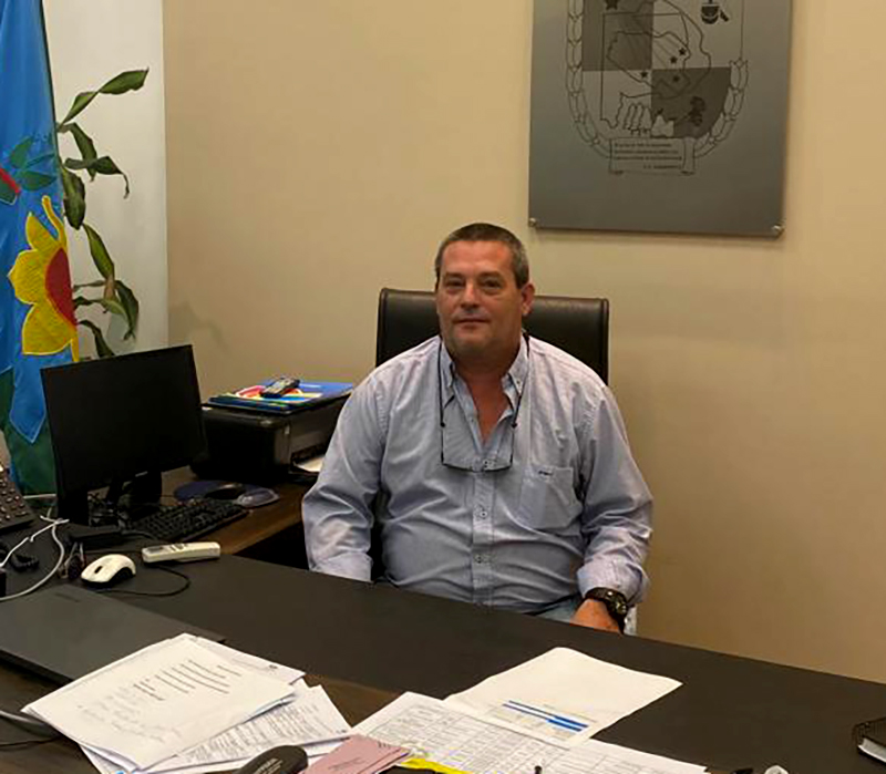 gabriel perez en su oficina