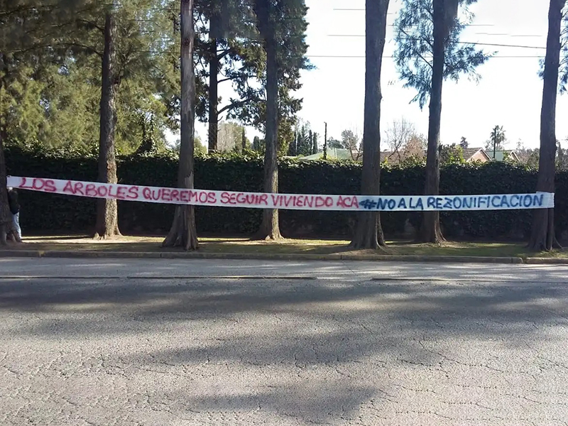 ruta 26 no a la rezonificacion cartel en los arboles