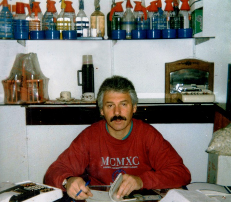 Miguel Angel Szykula, en los '80, en su oficina y con sifones en los estantes. 