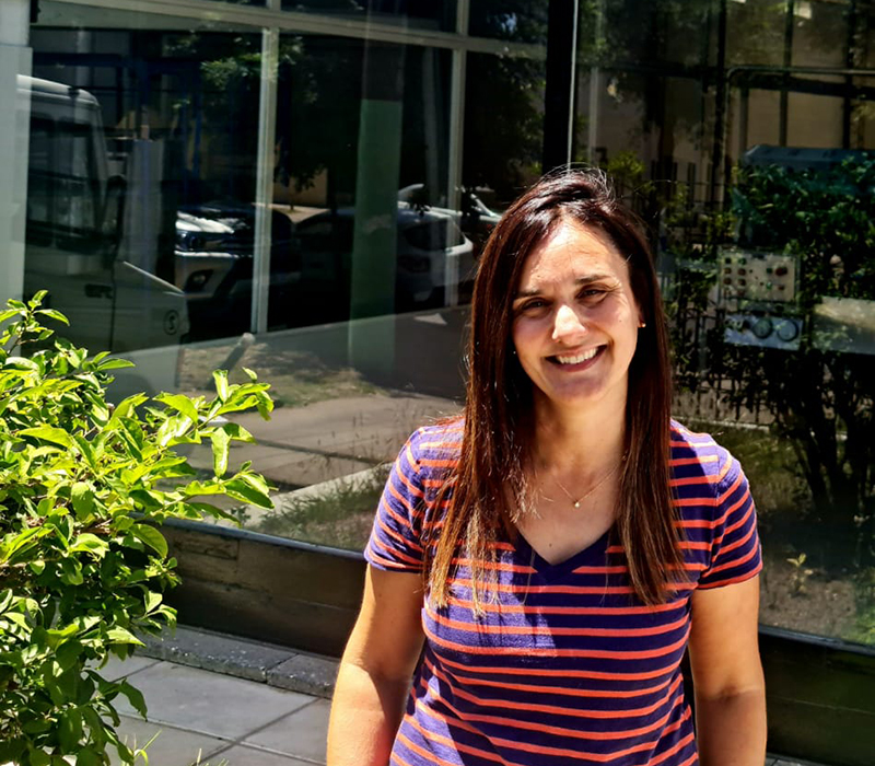 micaela frente a la entrada de la fabrica