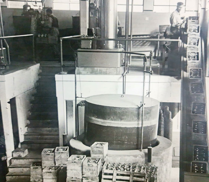 foto antigua de la fabrica de soda