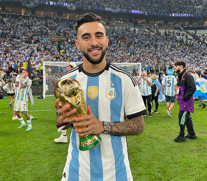 Nico Gonzalez con la Copa del Mundo en sus manos.