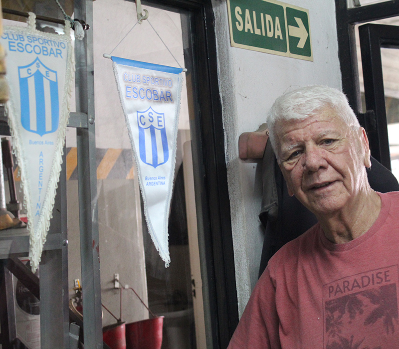 Gadda junto a sus banderines de Sportivo que adornan su oficina