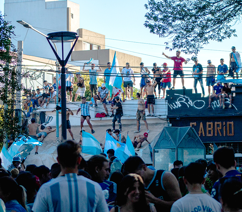 Hinchas parados en los toldos de Maria Pia en Escobar