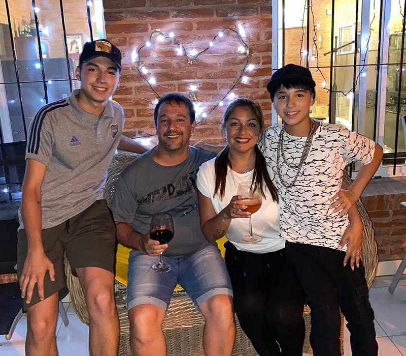 Avejera junto a su familia, su esposo y dos hijos