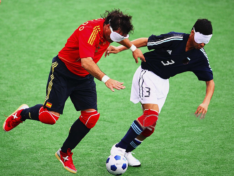 BEIJING - SEPTIEMBRE 2007: Alfredo Cuadrado (L) del equipo español pelea por una pelota con Gustavo Maidana del equipo argentino.