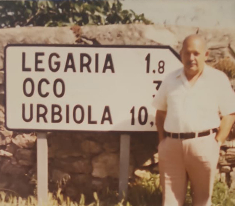 Carlos Legaria frente a un cartel de la localidad de Legaria, España