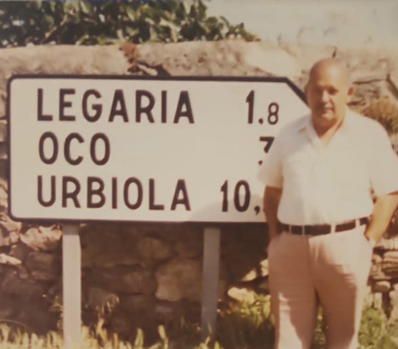 Carlos Legaria frente a un cartel de la localidad de Legaria, España