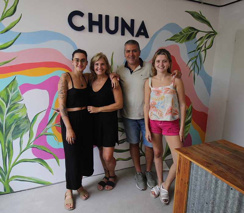La familia CHUNA, Pablo Selles (57), Verónica Abarca (52), Camila (21) y Mora