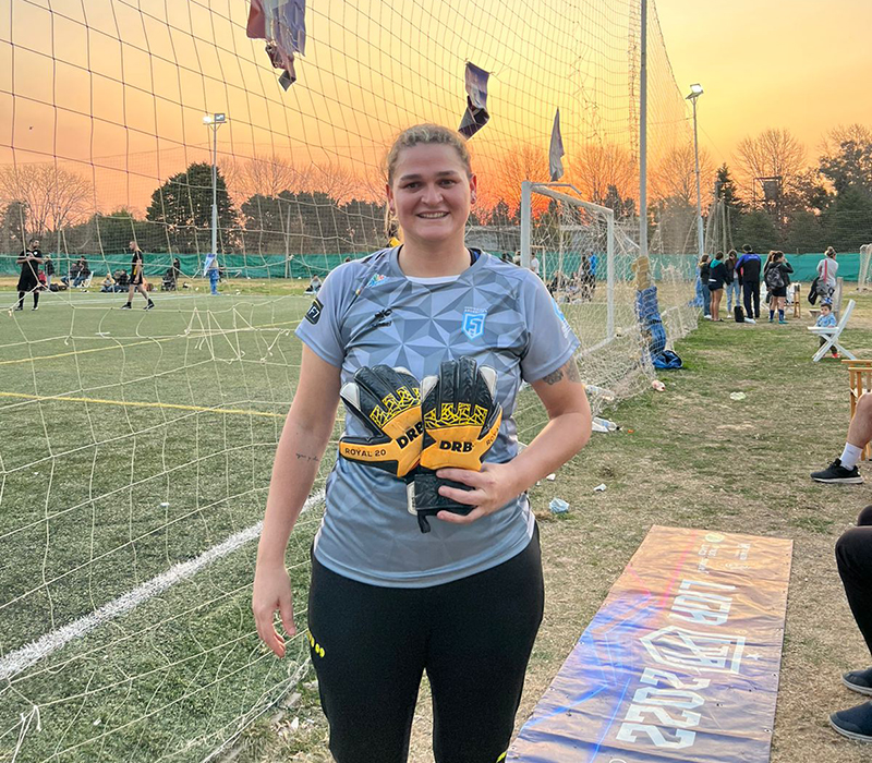 Johana Crocco en las cnachas con sus guantes