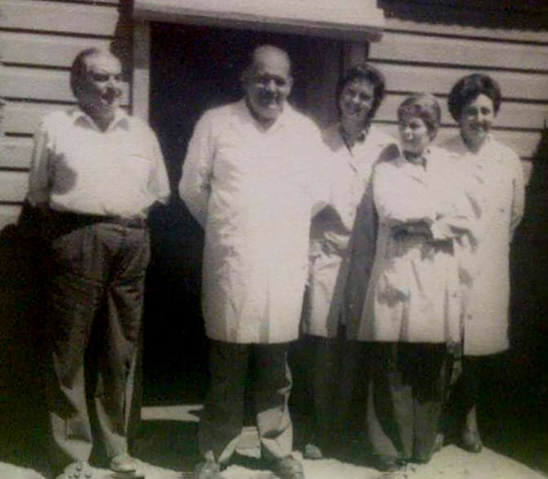 Legaria junto a su equipo en el viejo hospital