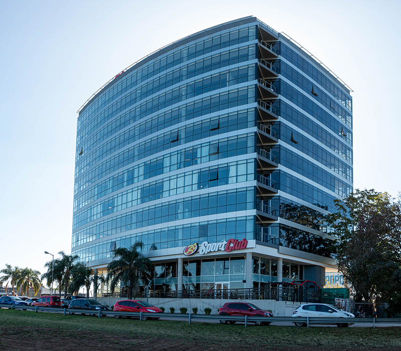 Fachada del edificio de Sport Club y Work Club en la entrada de Escobar