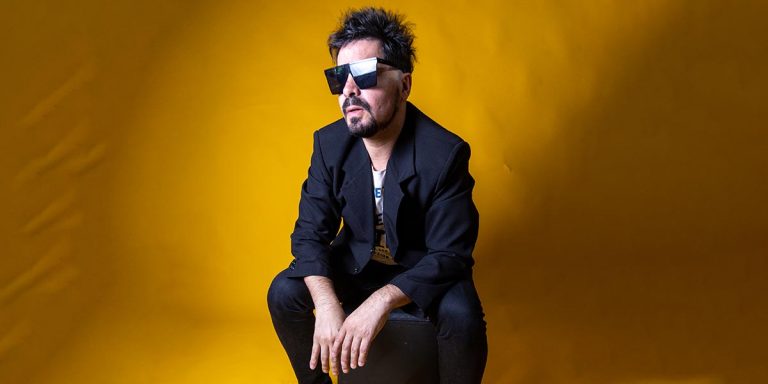 beto aguilar sobre un fondo amarillo