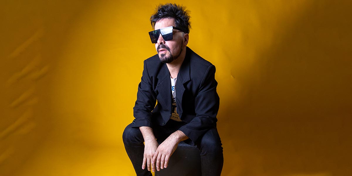 beto aguilar sobre un fondo amarillo