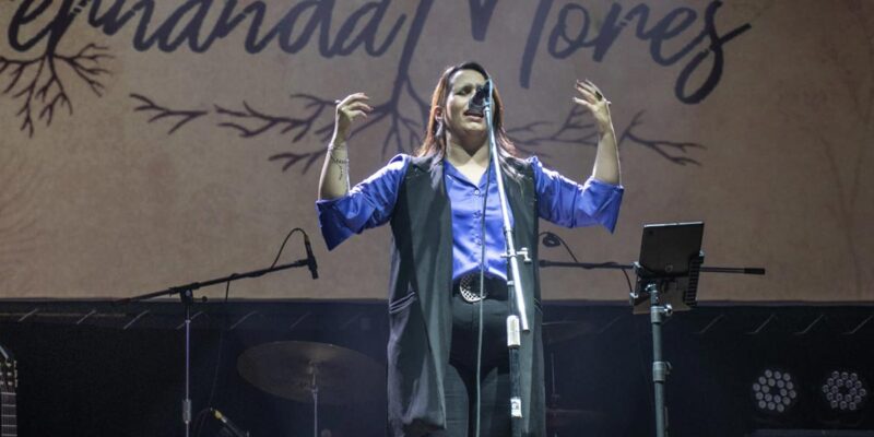 Fernanda Mores cantando