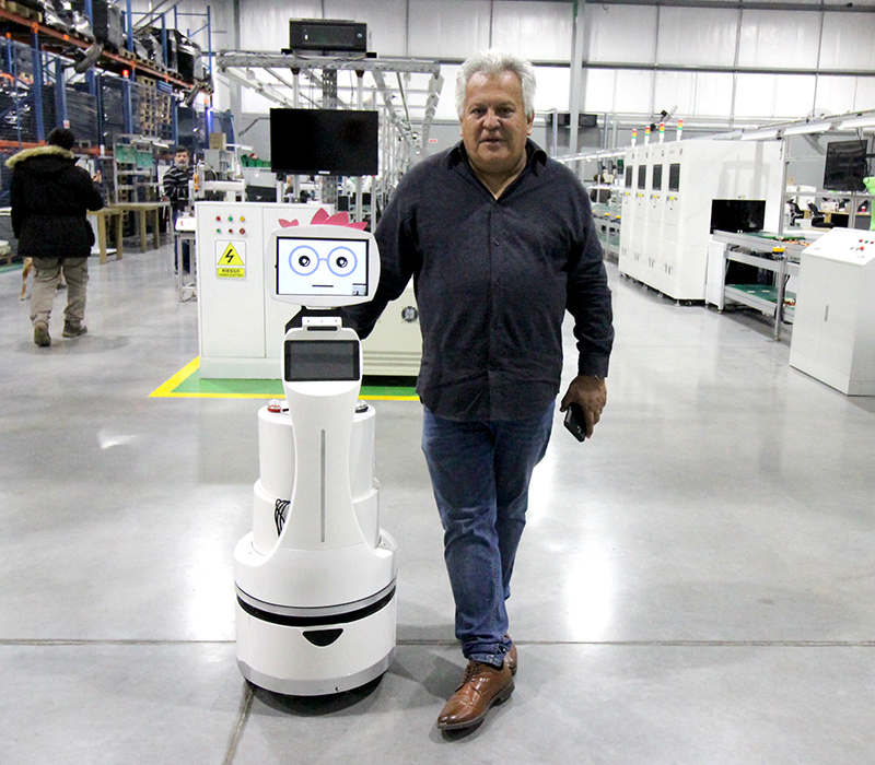 Gabriel Ortiz junto a un robot de Flora, la nueva IA de Escobar, en la planta de Pixart