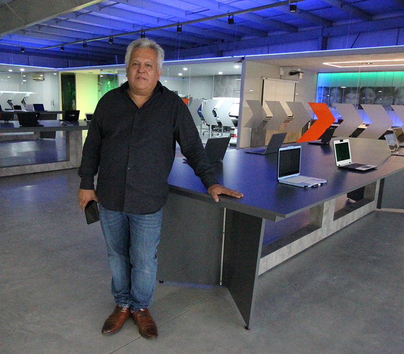 Ortiz en las nuevas oficinas de Pixart en Loma Verde