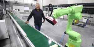 Gabriel Ortiz en la linea de ensamblaje de Pixart