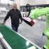 Gabriel Ortiz en la linea de ensamblaje de Pixart