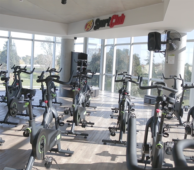sector de bicicletas fijas del gimnasio