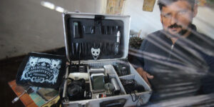 Adrián Ledo y su valija con equipo para cazar fantasmas