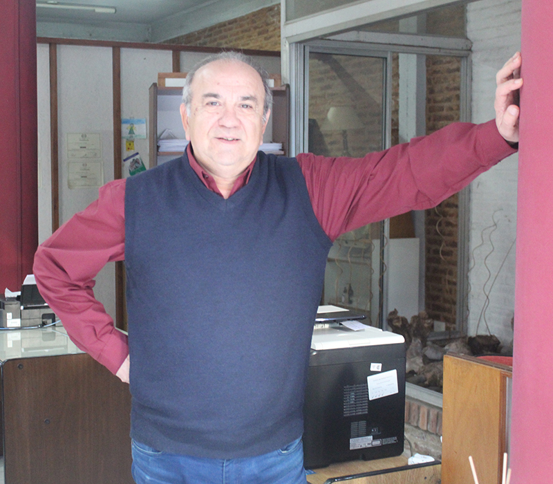 ricardo gonzalez en su local