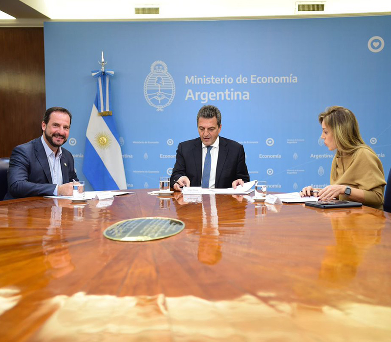 firma e convenio para extension de gas con Sergio Massa