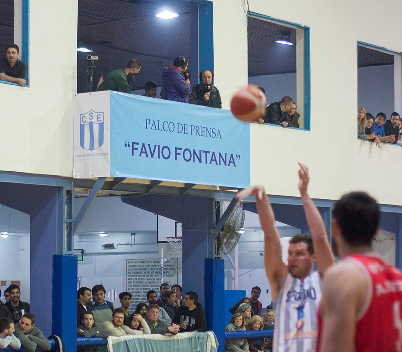 Favio Fontana transmitiendo un partido de básquet de Sportivo Escobar