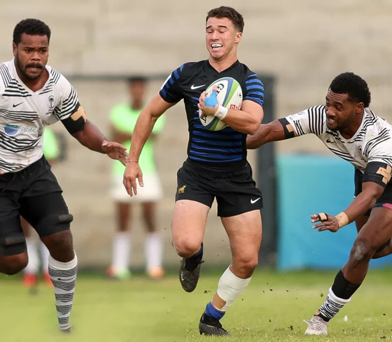 Tomas-Di-Biase corre ante jugadores de  Fiyi