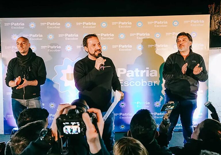 ariel sujarchuck, ramil en el escenario luego del triunfo de las PASO 2023