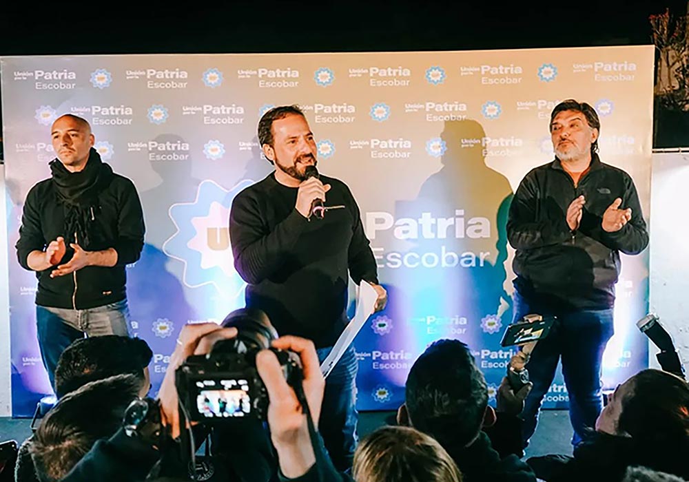 ariel sujarchuck, ramil en el escenario luego del triunfo de las PASO 2023