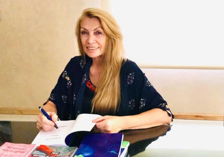 Silvia-Heidel firmando libros
